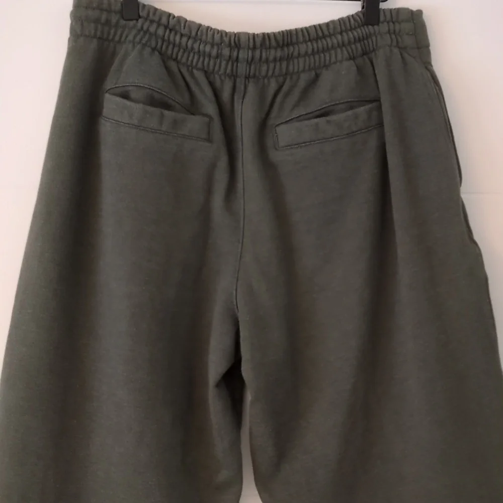 UO BDG Men's Relaxed fit Bowed Sweatpants Barely Green Athleasure Cozy Cabin L